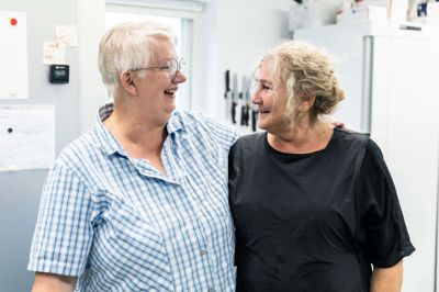 Lis Birgit Johnson (t.v.) og Mariola Jørgensen har i 15 år tryllet hos Kongevejens Børnehus. Kollegaskabet og børnene vil blive savnet, når Lis Birgit Johnson 1. september stopper efter 44 år.