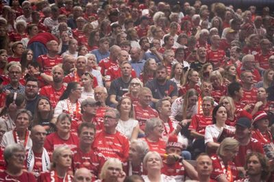 Når fans strømmer til Sparekassen Danmark Arena for at heppe på Aalborg Håndbold, kan det være med fare for ikke at kunne få en parkeringsplads. Derfor skulle der udvides med 400 parkeringspladser, men de er blevet bremset i at blive opført på grund af flagermus. (Arkivfoto).