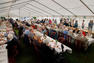 Sådan så det ud sidste år, da der var byfest i Kibæk. Her er det seniorfrokost i teltet, der løber af stablen om fredagen.