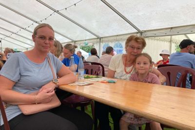 Cindy Knudsen var til banko med sin mormor, Inge Nielsen, og datteren Mille på seks år. For dem er det ved at blive en tradition at komme til byfest, når den begynder torsdag aften i et stort telt ved Børnesøen. Når Mille ikke sad ved bordet, legede hun udenfor på legepladsen.