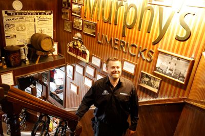 Simon Nonbo Andersen har været ejer af Murphy's Pub i otte år - det seneste år som eneejer. For ham er det vigtigste at bevare den grundlæggende hygge på pubben.