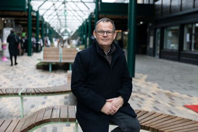 Jan Birk Knudsens fødselsdag bliver fejret i dag, hvor familien er inviteret på smørrebrødsrestaurant, og bagefter fortsætter hyggen derhjemme. På selve dagen inviteres bestyrelsen i Vores Ikast på Hotel Medi, mens også Mediehuset bydes på lidt smørrebrød på mandag.