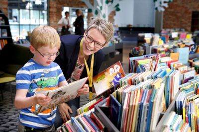 Anni Lauritsen er børnebibliotekar på Herning Bibliotekerne. Hun ser stor værdi i, at børn læser eventyr.