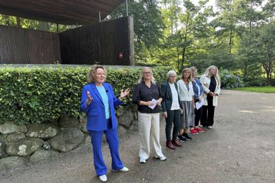 Velfærdsdemokraterne præsenterede tirsdag et hold bestående af seks kvinder til kommunalvalget i november 2025. De er fra venstre gruppeformand Mette Nielsen, Marianne Aaris Andersen, Birthe Harritz, Birgith Langballe, Rikke Cramer Christiansen og Katrine Ørnebjerg Larsen. De damer har til sammen 80 års erfaring med byrådsarbejde.