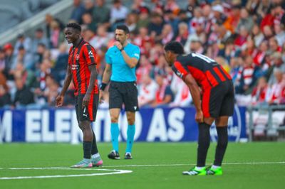 Franculino Djú (t.v.) stråler over hele ansigtet efter sin scoring til 1-0 på udebane mod Fredrikstad FK.