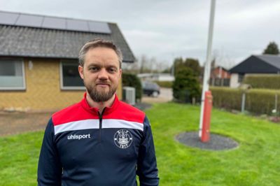 Det bliver Michael Ellingsen, der her ses ved sit hus i Skibbild-Nøvling, der bliver ny købmand i Feldborg, når Min Købmand til juni åbner i byen.