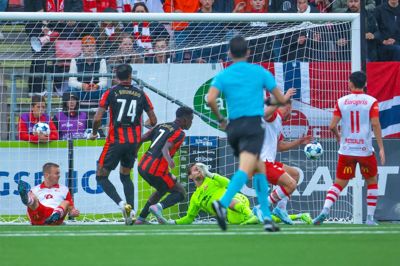 Franculino Djú viser målnæse i det lille felt og scorer til 1-0 mod Fredrikstad. Den 21-årige angriber har allerede scoret seks mål i sæsonen. Hvis han ikke bliver solgt i transfervinduets sidste tre uger, kan han se frem til et nyt europæisk ligaspil med FC Midtjylland i efteråret.