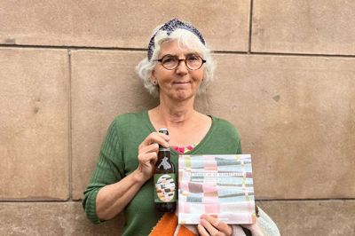 Anne Mette Larsen med det synlige bevis på, at hun er årets udstiller på Frue Plads Marked i København.