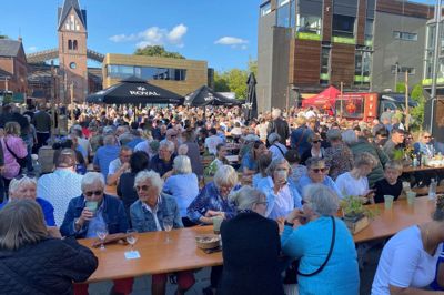 Et hav af gæster var forbi Herning Streetfood Festival 2025, og hvis de har tænkt sig at kigge forbi igen i år, skal de lige have opdateret rutevejledningen, da mad-festivalen har fået en ny lokation i Herning.