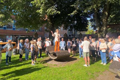 Der var masser af anekdoter og gode Herning-historier i Gitte Hornshøj, der var den første kendis-fortæller i en ny række af midtby-gåture. Her har hun vovet sig op på en af de vippende liggestole ved Tinghuspladsen.