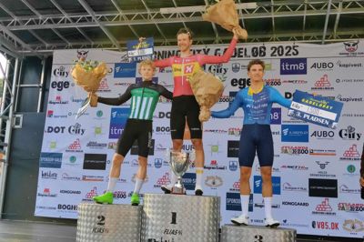 Rasmus Bøgh Wallin (i.m.) vandt Herning City Gadeløbet, da han spurtbesejrede Anders Vos Sørensen (t.v.). De to havde været i udbrud det meste af løbet. Oliver Søndergaard var hurtigst blandt forfølgerne.