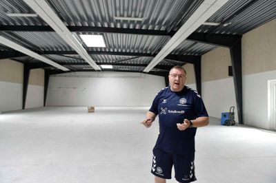 Halinspektør i Østfjendshallen Frank Mikkelsen fik i efteråret denne nye multisal at gøre med, og inden længe kan man føje et nyt indgangsparti til Østfjendshallen med midler fra Lokale og Anlægsfonden, Norlys og Viborg Kommune.