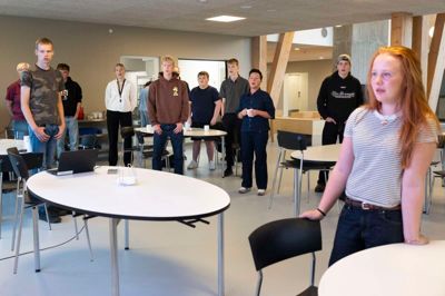 De nye elever og personalet sang blandt andet fællessang, som man kommer til at gøre hver onsdag på skolen.