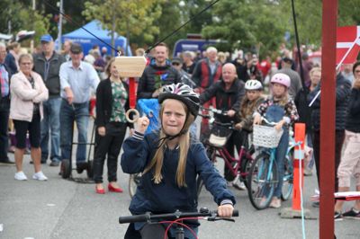 Dyyyyyb koncentration er nødvendig, når man skal ramme ringen på cykel. Cyjkelringridning var en del af programmet for årets byfest i Bording. ?Foto: Rasmus Viuff