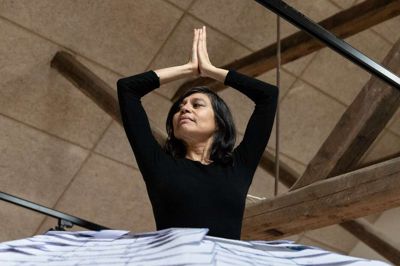 Lilibeth Cuenca Rasmussen havde overskud til at pjatte lidt, da fotografen kom forbi kort før udstillingens åbning i januar. På søndag er det muligt at møde billedkunstneren igen.