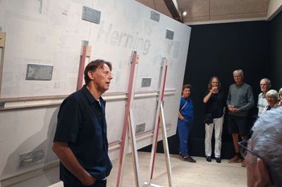 Efter en introduktion ved Kunstpakhusets kunstneriske leder Zanda Jankovska, hvor hun redegjorde for udstillingens indplacering i stedets tema for sæsonen, holdt Michael Mørk en bemærkelsesværdig kort tale, idet han åbnede for fortsat dialog hen over værkerne. Og det tog publikum i den grad til sig, og sjældent har man da set en kunstner så generøst fortælle om værker og kunstnerisk praksis.