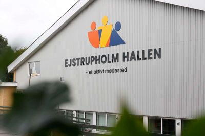 Nu venter en renovering og tilbygning af hallen i Ejstrupholm. I hvert fald har et flertal i byrådet sat penge af på årets budgetkonference. Det er værd at bemærke, at den lille by har et elitehåndboldhold, som bruger hallen.