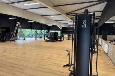 Mandag og tirsdag blev der arbejdet på livet løs med at gøre klar til onsdagens åbning af det nye motionscenter i Hammel. Privatfoto