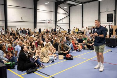 Mange af de 44 nye elever i 0. klasse havde forældrene med, da de sad forrest til første skoledag på Midtjyllands Kristne Friskole. Dagen var også speciel for skoleleder Karsten Gottenborg, som for første gang stod i spidsen for skolen.