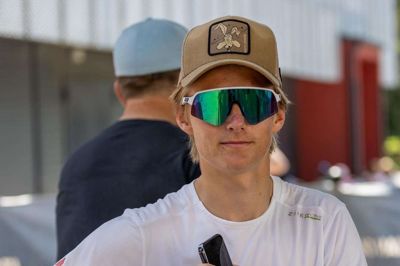 20-årige Nicklas Holt fra Herning kan nu kalde sig for verdensmester i bådklassen 29'er. Den tidligere sejler i Sunds Sejlklub triumferede i vandet ud for portugisiske Porto.