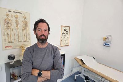 Praktiserende læge og ejer af lægehusene i Videbæk og Vorgod-Barde Brian Nørgaard Albertsen frygter, at hvis regeringen beslutter sig for at vedtage det udspil, der ligger på Folketingets bord, om en sundhedsreform, så er det slut med begrebet lokale familielæger. Selv vil han føle sig tvunget til at lukke de to lægehuse, han ejer og har investeret penge i.