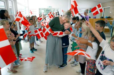 Jette Horsted mødte ind første skoledag efter ferien til fødselsdagsfejring. Hun fyldte 60 år fredag 1. august, og skolen markerede det med flagallé, taler og gaver fra eleverne.