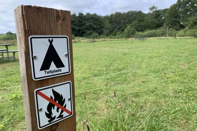 Teltpladsen på Skimminghøj i Ry er reelt en kommunalt campingplads, der drives ulovligt, mener brancheorganisationen Horesta.