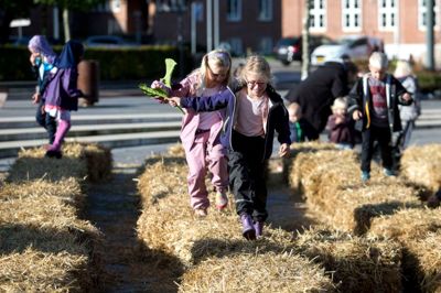 Der var gang i de mange fremmødte børn til Ikast Kirkes Høsttorvedag, hvor der blev sprunget rundt i halmballer, kravlet på landbrugsmaskiner og smagt på diverse landbrugsvarer. Foto: Tom Laursen