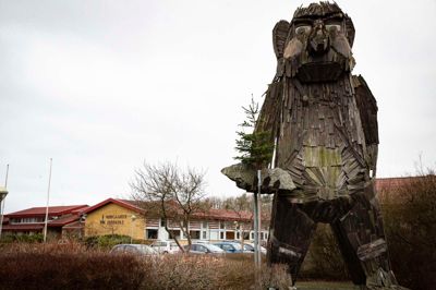 Med den ni meter høje trold »Gudar« ved Nørgaards Højskole i Bjerringbro fik Jørgen Glud sit gennembrud som kunstner.