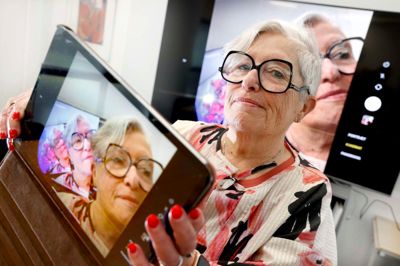 Nira Hove kan det der med teknologi. Hun underviser ældre medborgere i at bruge iphones og ipads, fordi det er en nødvendighed for at begå sig og kommunikere i samfundet i dag.