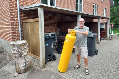 Snart kan Sven Nordengaard trille den sidste gasflaske væk fra Kollund Forsamlingshus, han er formand for. Huset vil gå over til grøn strøm.
