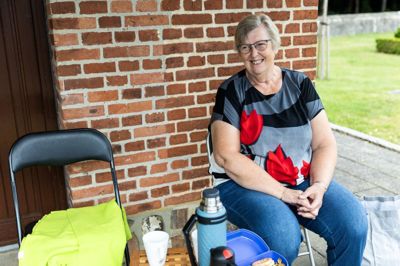 Franske vafler, kaffe, the, tæpper og klapstole. Hver tirsdag sidder Jytte Brink Larsen klar til at lytte på Engesvang Kirkegård.