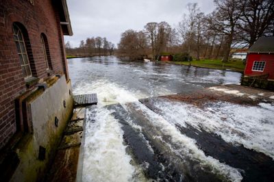Det såkaldte stemmeværk ved Ry Mølle spiller en afgørende rolle for, hvor meget vand der ophobes i Mossø, hvor der jævnligt ses oversvømmelser. Nu skal der kigges på, hvor meget vand der lukkes gennem værket.