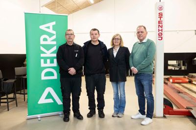 Fra venstre er det René Secher Hansen, Allan Bang Hansen og Mette Valentin fra Herning Bilsyn, som er blevet solgt til Thorkild Møller Knudsen (t.h.) og Dekra.