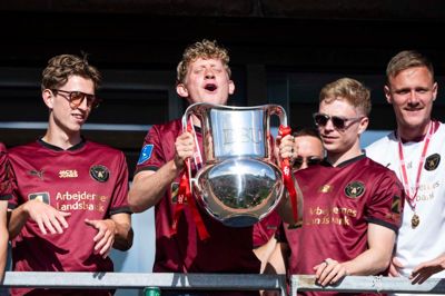 Oliver Sørensen kunne i mandags hæve mesterskabstrofæet på rådhuset i Ikast. Dagen inden var han blev hædret som årets spiller i FCM.