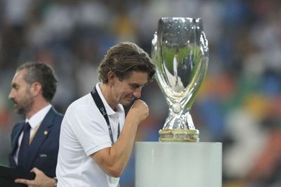 Thomas Frank måtte gå den lange vej forbi Super Cup-trofæet.