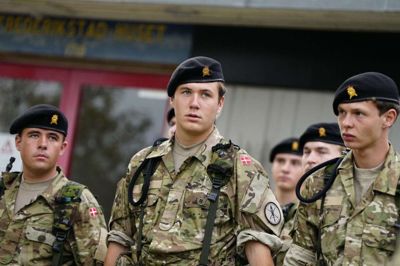 Kronprins Christian mønstrer før skydeøvelse på Antvorskov Kaserne, Kronprins Christian, Kronprinsen, Prins Christian Kronprins Christian modtager instrukser sammen med sine soldaterkammerater under mønstring torsdag morgen. Mads Claus Rasmussen/Ritzau Scanpix