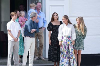 Vi ved selvfølgelig ikke, hvad kong Frederik siger til prinsesse Isabella her ved vagtskiftet på Graasten Slot - men sikkert er det, at prinsessens pikante påklædning på Smukfest har affødt talrige kommentarer og hævede øjenbryn. Med på billedet er også - fra venstre - prins Vincent, dronning Mary og prinsesse Josephine samt - i baggrunden - prinsesse Carina zu-Sayn-Wittgenstein-Berleburg og prins Gustav zu-Sayn-Wittgenstein-Berleburg med deres børn, lille prinsesse Mafalda zu Sayn-Wittgenstein-Berleburg og prins Gustav Albrecht zu Sayn-Wittgenstein-Berleburg.