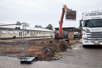 Nabobygningen bliver revet ned for at skolens kan bygge ud i denne retning og dermed få større og mere fleksible klasselokaler.