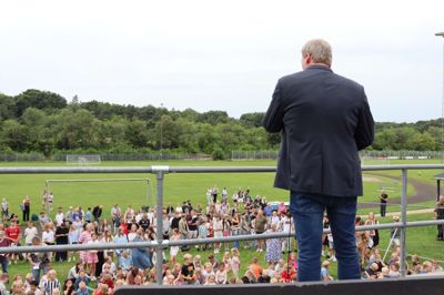 Skoleleder Claus B. Sørensen byder velkommen til første spadestik til millionbyggeri på Engesvang Skole.