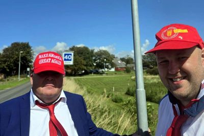 Bjarne Jensen giver den som præsident Donald Trump og Søren Kirkeby som borgmesterkandidat Klaus Flæng, når de to ledere mødes i en sketch til Ejsing Revy. Privatfoto