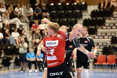 Torsdag aften stod håndboldstjernerne i kø i Sportscenter Herning. Her er det Aalborgs danske OL-guldvinder Simon Hald (t.h.), der har godt fat i HCM's Malte Pedersen.