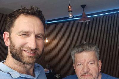 Ib Jensen Skytte spiller jazz i Nabil Hani Jamil Al-Bahris frisørsalon i Ry.