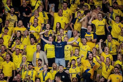 Brøndbys fans havde en fest, da Vikingur blev slået 4-0. Nu kan de blågule se frem til at møde franske Strasbourg.