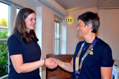 15-årige Thea Signe Pejstrup Søndergaard ønskes god udvekslingstur til USA af Hanne Fabricius-Haunstrup, nyudnævnt præsident for Ry Rotary.