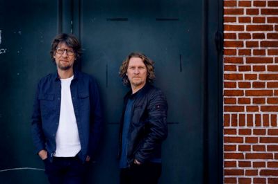 Palle Torp (t.v.) og Søren Sko spiller op til fællessang og måske en dans, når de giver koncert på Torvet 28. juni.