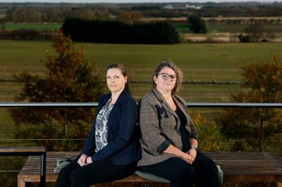 Louise Jensby (t.v.) og Anne Krøjgaard, har udgivet flere bøger sammen og hver for sig. Nu deler de ud af deres viden og erfaring til at skrive.