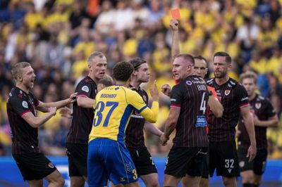Clement Bischoff fik rødt kort efter 18 minutter af torsdagens kvalifikationskamp mod Vikingur.