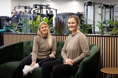Der er meget at smile af hos indehaverne af Træningshuset i Lind, Helene Klint (t.v.) og Lene Gildbjerg. Det går nemlig rigtig godt, og de er netop blevet færdig med deres seneste udvidelse af træningscentret.
