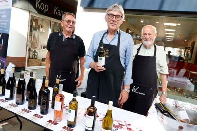 Winepartner var klar med både helflasker og glas med dejlig vin. De mange besøgende drak nu også meget øl. 10 tomme fustager blev sat ind i Mediehuset til opbevaring indtil lørdag, inden klokken havde slået 19.00.